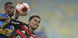 Allan em campo na vitória do Flamengo sobre o Sampaio Corrêa