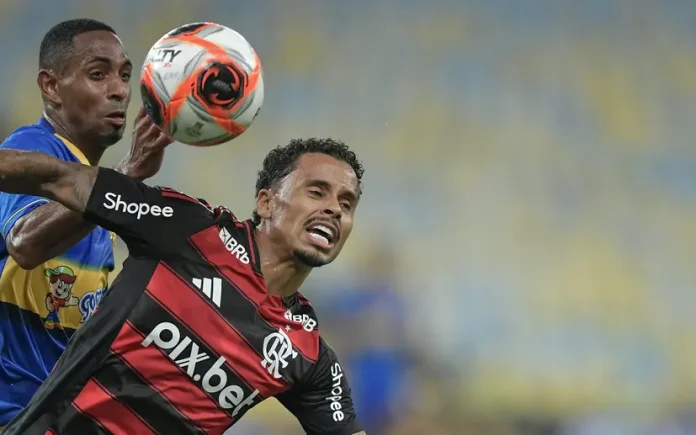 Allan em campo na vitória do Flamengo sobre o Sampaio Corrêa