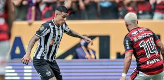 Arana em duelo com Arrascaeta em jogo entre Atlético-MG x Flamengo