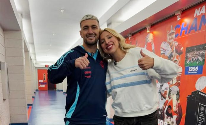 Arrascaeta e a jornalista Isabelle Costa