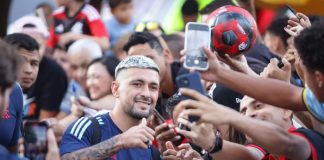 Arrascaeta na chegada do Flamengo em Brasília 2025