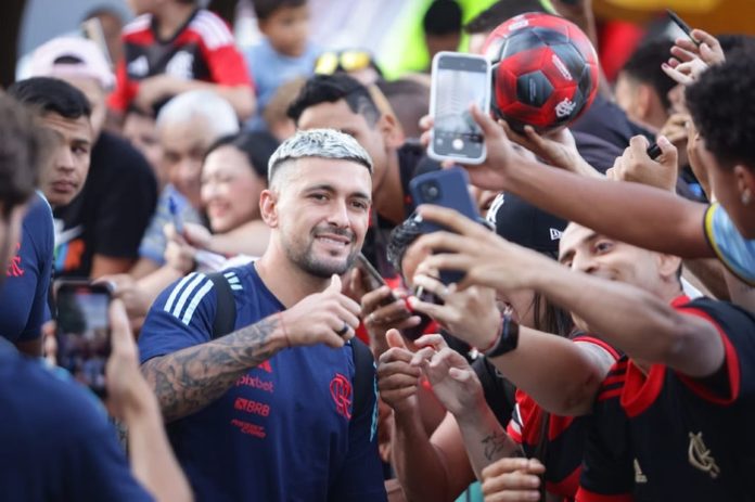 Arrascaeta na chegada do Flamengo em Brasília 2025