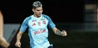 Ayrton Lucas em treino do Flamengo no Ninho do Urubu 2025