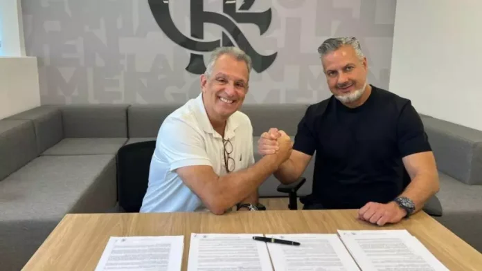 BAP e José Boto na assinatura de contrato do Português com o Flamengo