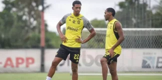 Carlinhos e Lorran em treino do Flamengo no Ninho
