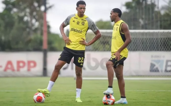 Carlinhos e Lorran em treino do Flamengo no Ninho