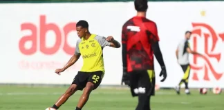 Carlinhos em treino do Flamengo no Ninho do Urubu