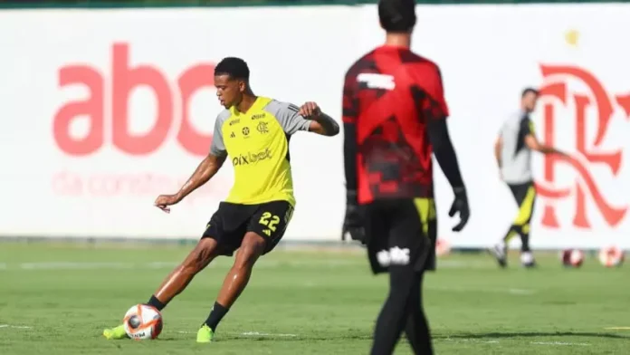 Carlinhos em treino do Flamengo no Ninho do Urubu