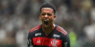 Carlinhos comemora gol pelo Flamengo em 2024