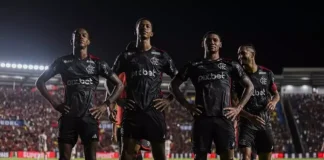 Ao lado dos demais jogadores, Carlinhos comemora mais um gol do Flamengo na goleada sobre o Bangu