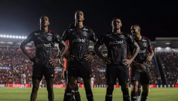 Ao lado dos demais jogadores, Carlinhos comemora mais um gol do Flamengo na goleada sobre o Bangu