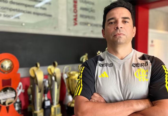 Cleber dos Santos técnico do sub-20 do Flamengo
