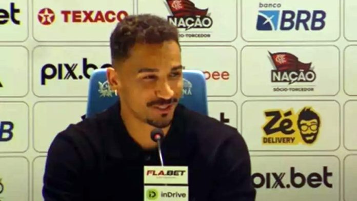Danilo em sua entrevista coletiva de apresentação no Flamengo