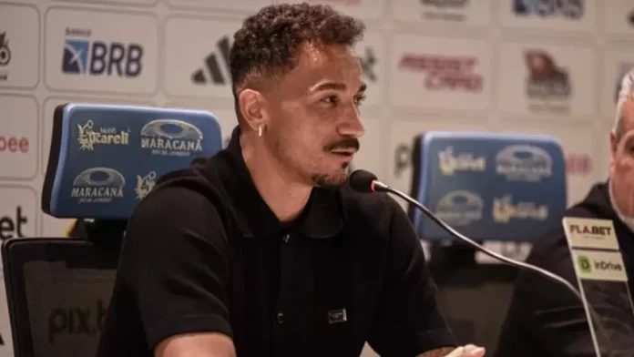 Danilo em sua entrevista coletiva de apresentação no Flamengo