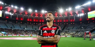 Danilo em sua apresentação a torcida do Flamengo no Maracanã