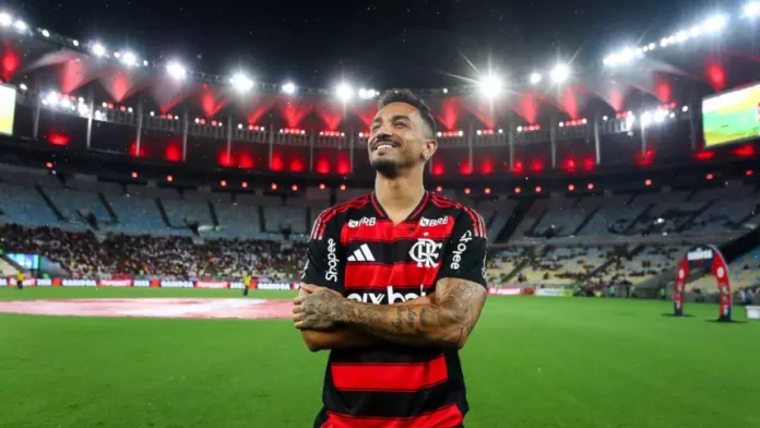 Danilo em sua apresentação a torcida do Flamengo no Maracanã