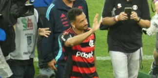 Danilo em sua apresentação a torcida do Flamengo no Maracanã
