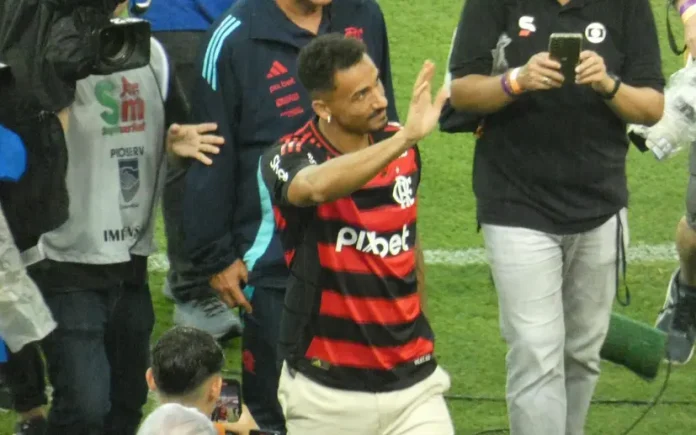 Danilo em sua apresentação a torcida do Flamengo no Maracanã