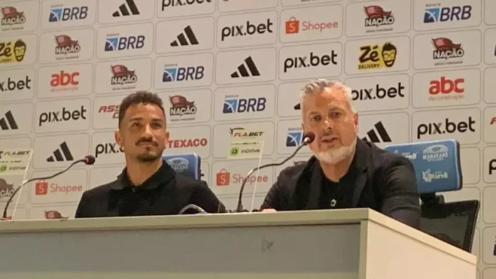 Danilo e José Boto na apresentação do novo zagueiro do Flamengo