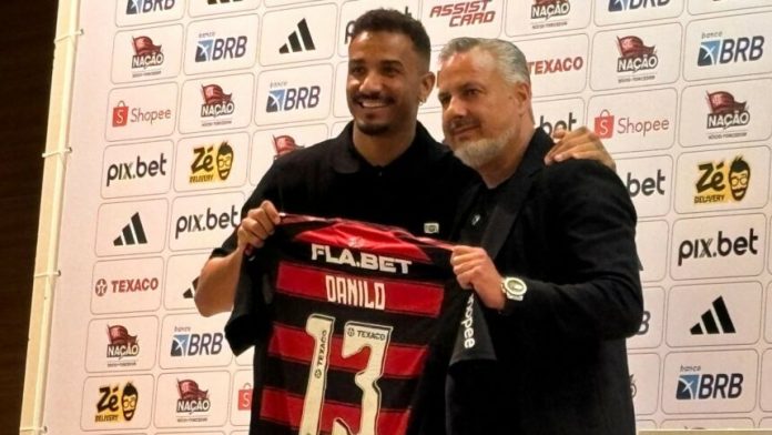 Danilo e José Boto na apresentação do novo zagueiro do Flamengo