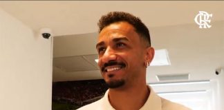 Danilo chega ao Ninho do Urubu