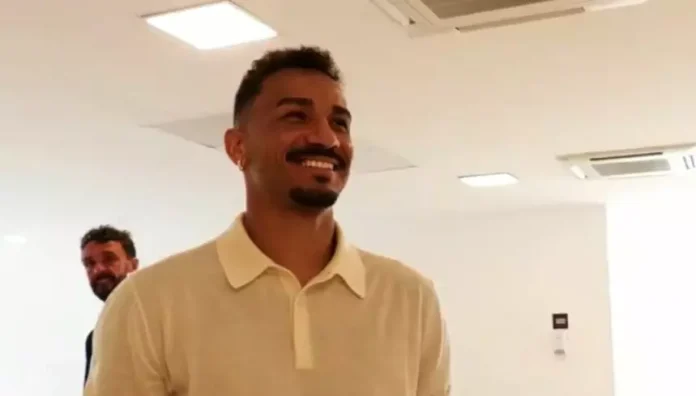 Danilo chega ao Ninho do Urubu