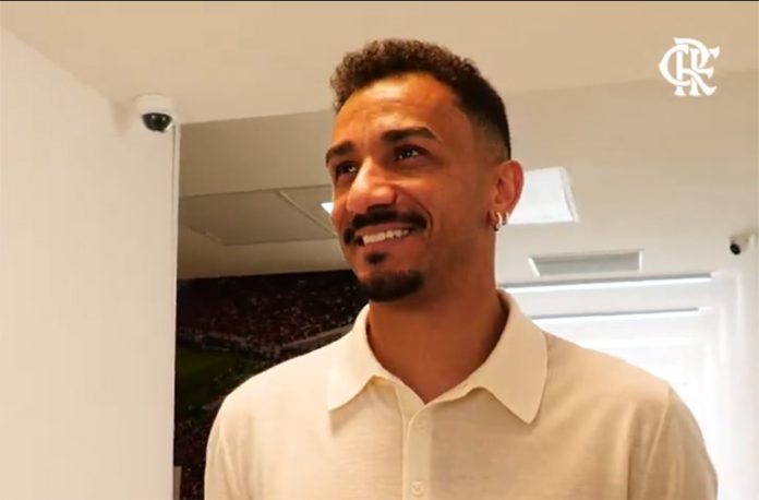 Danilo chega ao Ninho do Urubu