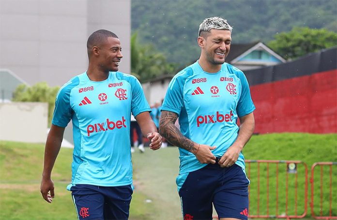 De la Cruz e Arrascaeta em treino do Flamengo no Ninho do Urubu 2025