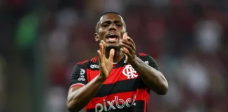 Evertton Araújo em campo pelo Flamengo