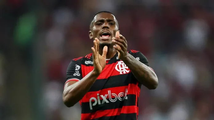 Evertton Araújo em campo pelo Flamengo