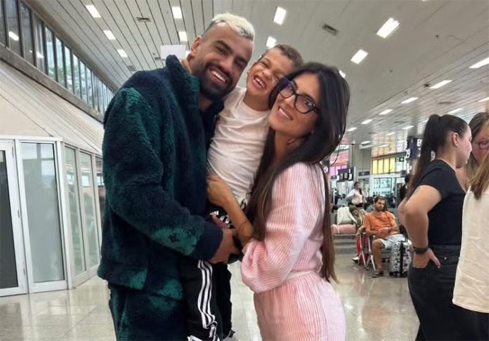 Fabricio-Bruno-Familia-viagem-2025 Fabrício Bruno embarca para se apresentar ao Cruzeiro — Foto: Reprodução / Instagram
