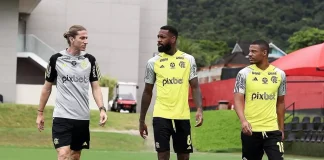Filipe Luís, Gerson e De la Cruz em treino do Flamengo no Ninho do Urubu
