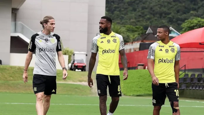 Filipe Luís, Gerson e De la Cruz em treino do Flamengo no Ninho do Urubu
