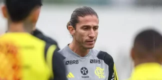 Filipe Luís comandando treino do Flamengo no Ninho do Urubu