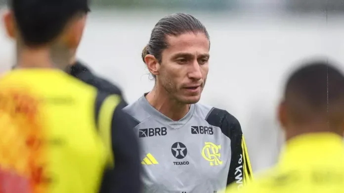 Filipe Luís comandando treino do Flamengo no Ninho do Urubu