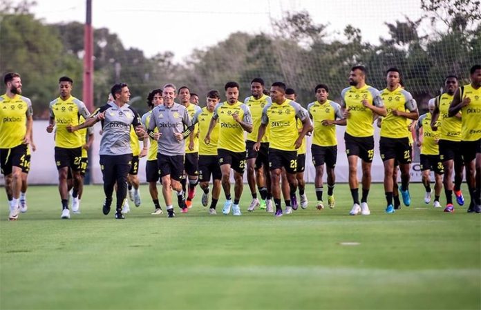 Filipe Luís e jogadores em treino do Flamengo no Ninho do Urubu