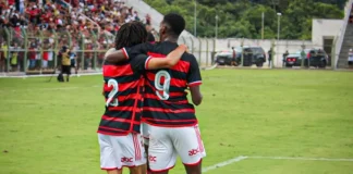 Jogadores comemoram gol do Flamengo na estreia da Copinha 2025