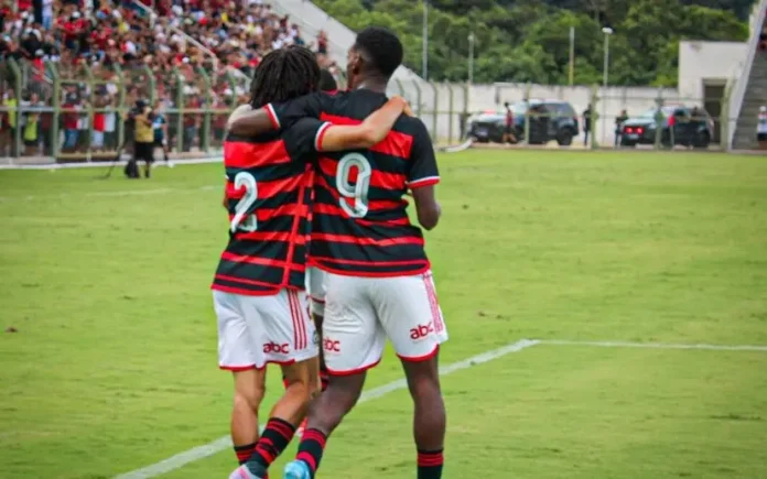 Jogadores comemoram gol do Flamengo na estreia da Copinha 2025