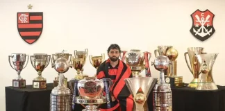 Gabigol e os troféus conquistados pelo Flamengo