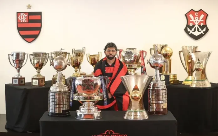 Gabigol e os troféus conquistados pelo Flamengo