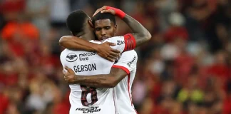 Evertton Araújo comemora com Gerson o gol do Flamengo contra o Athletico em 2024