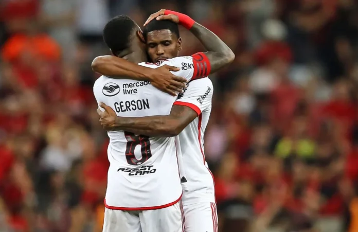 Evertton Araújo comemora com Gerson o gol do Flamengo contra o Athletico em 2024