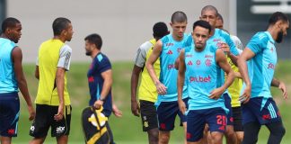 Jogadores do Flamengo treinam no Ninho do Urubu