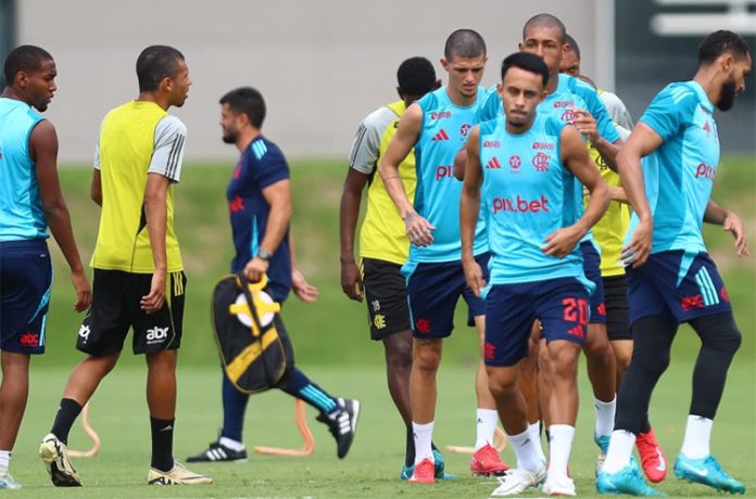 Jogadores do Flamengo treinam no Ninho do Urubu