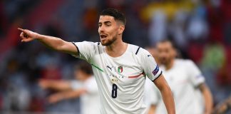 Jorginho em campo pela Itália