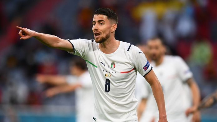 Jorginho em campo pela Itália