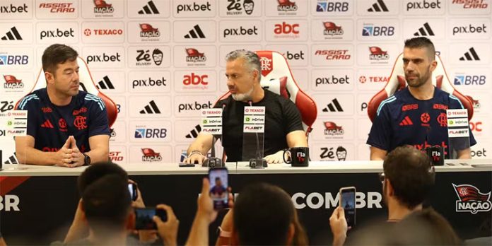 José Boto apresenta médico Fernando Sassaki e assistente Alfredo Almeida no Flamengo — Foto: Gilvan de Souza / CRF