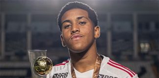 Joshua com o troféu de artilheiro do Carioca sub-17 2024