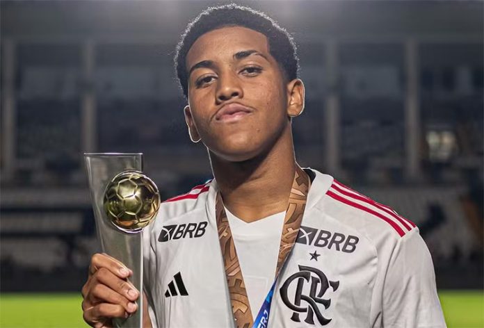 Joshua com o troféu de artilheiro do Carioca sub-17 2024