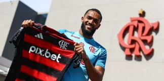 Juninho chega para se apresentar ao Flamengo